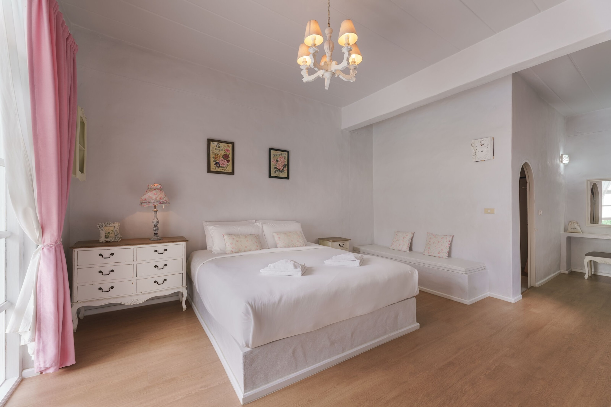 ROOM, KING BED, PET FRIENDLY, POOL ACCESS