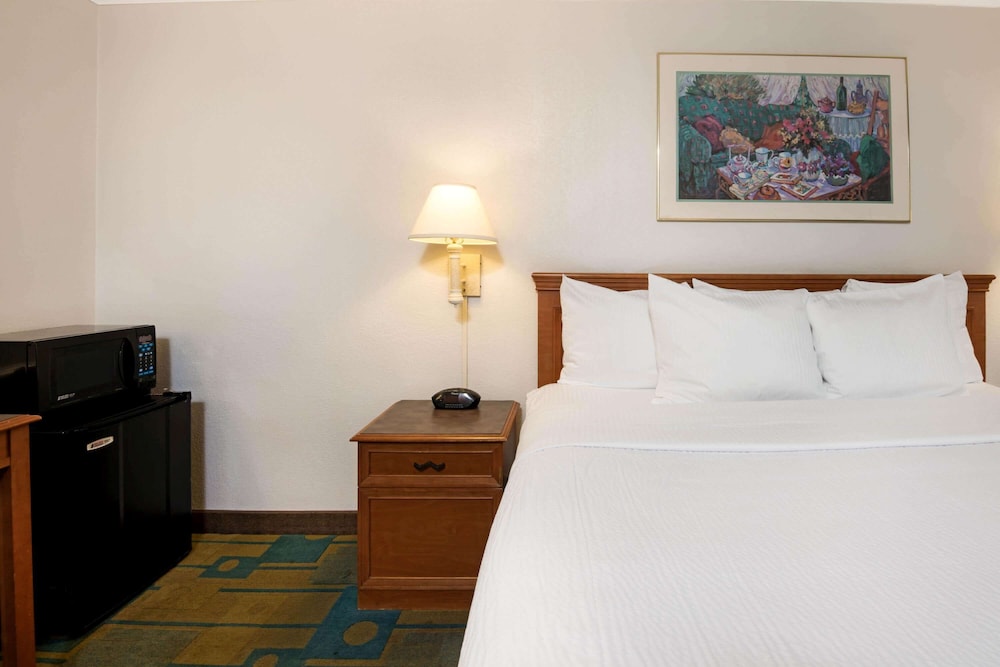 La Quinta Inn By Wyndham IH-10 West San Antonio TX 20/52