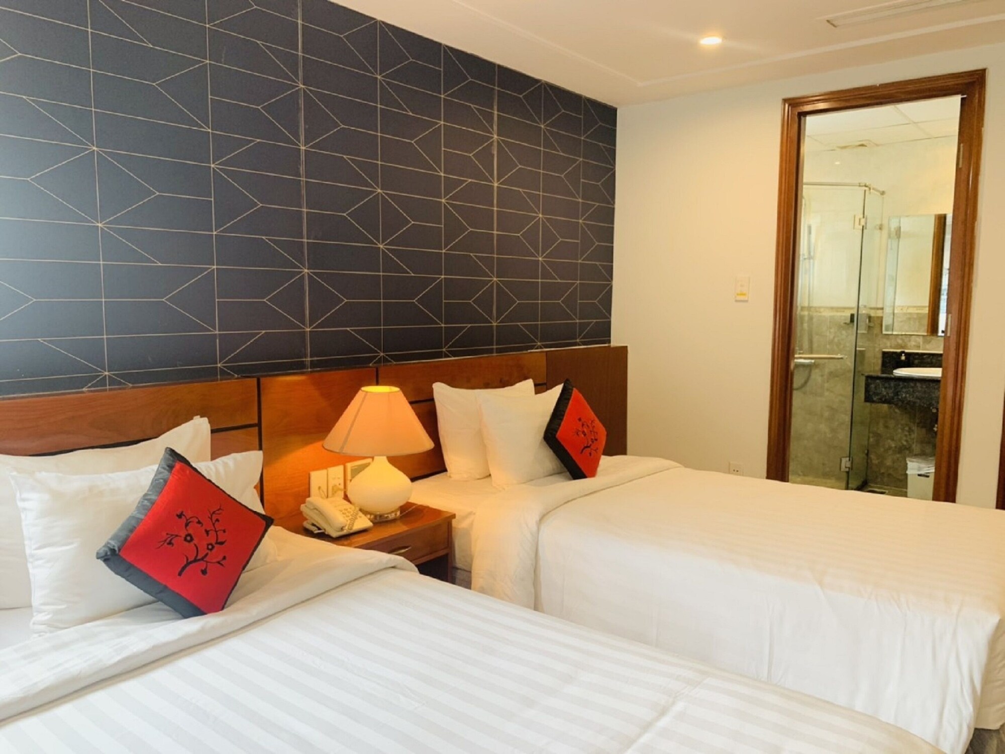 DELUXE, TWIN BEDS
