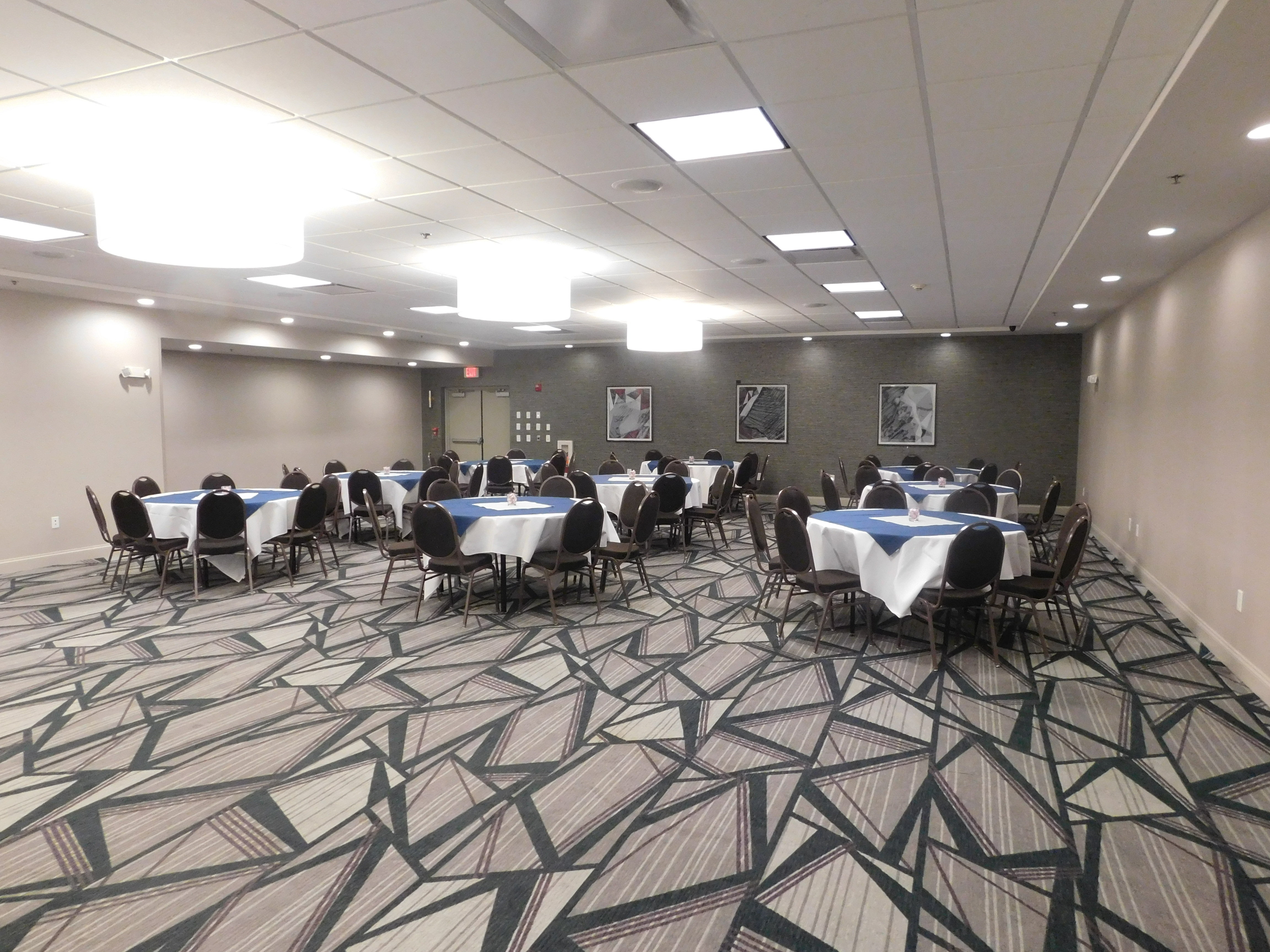 Holiday Inn Hotel and Suites Rochester Marketplace 31/64