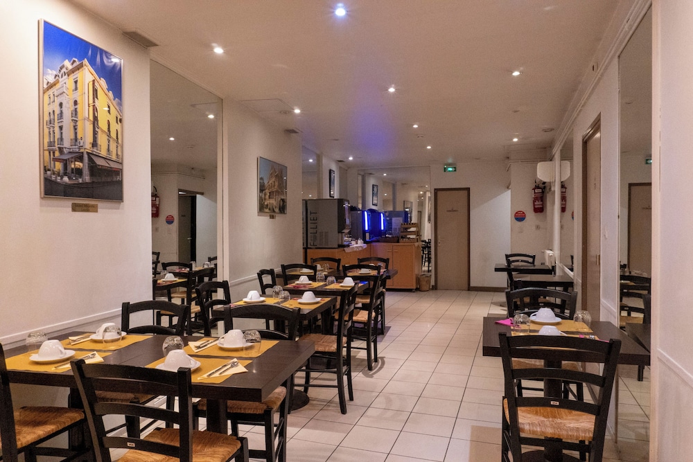 Ours Blanc Place Victor Hugo 56/67