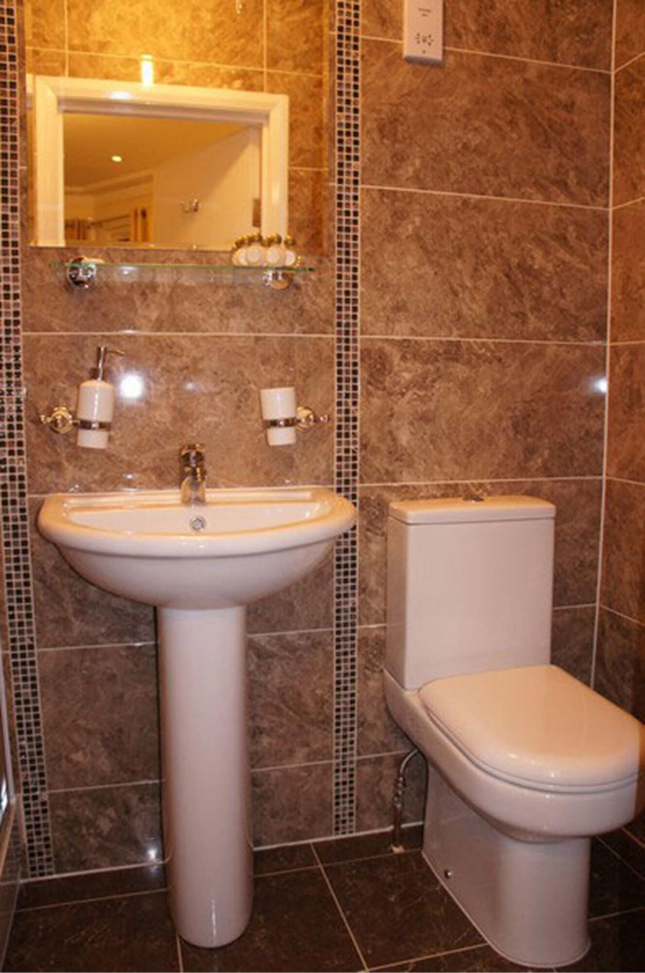 غرفة ثلاثية، Sapphire Hotel 4/5