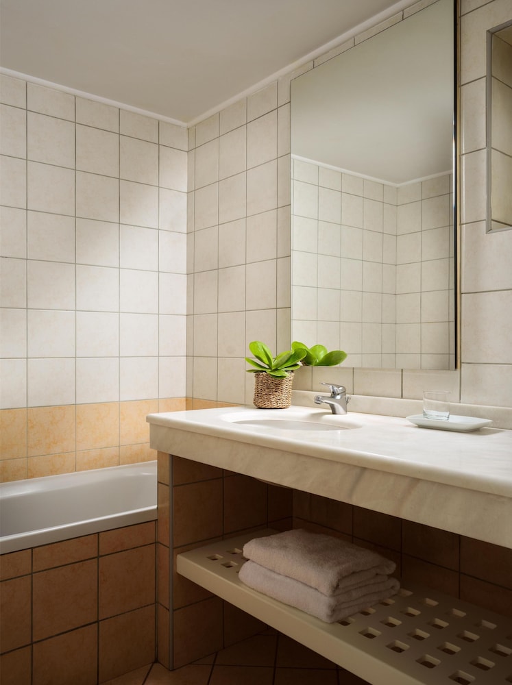 بنغل بسريرين منفصلين بإطلالة على الحديقة مع أريكة، Civitel Creta Beach 8/8