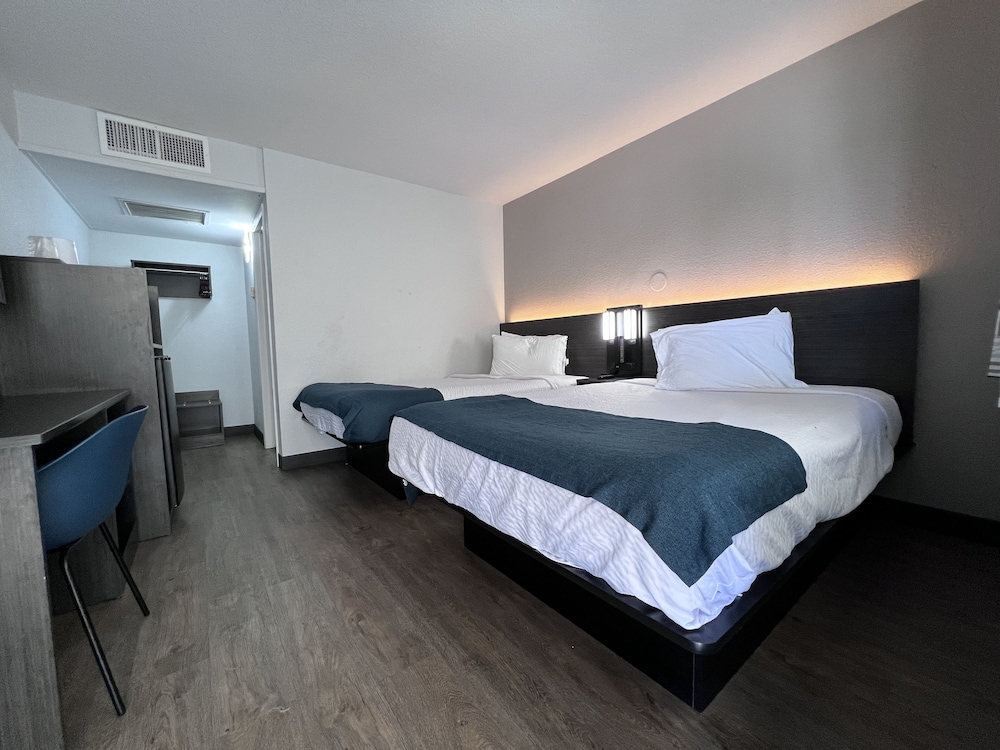 Motel6 Bakersfield, CA - South 24/54
