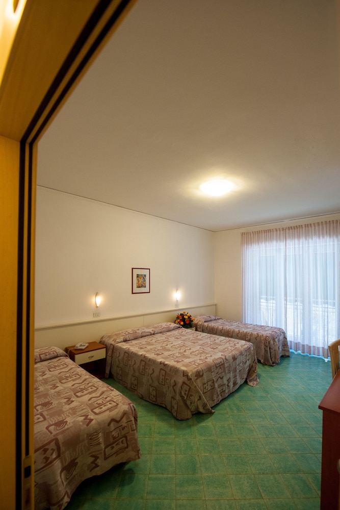 Hotel De Rosa 5/32