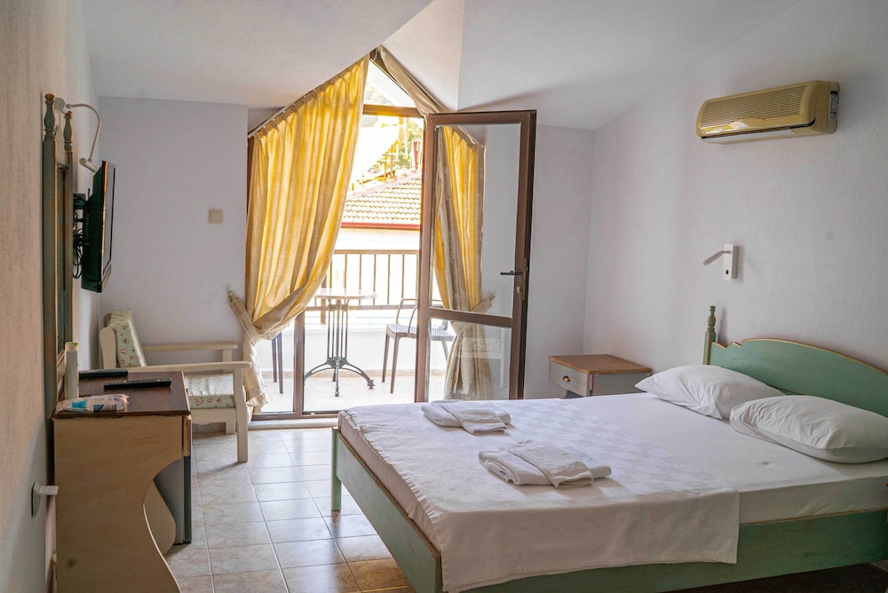 ROOM, DOUBLE OR TWIN BED, BEACH FRONT, PARTIAL SEA VIEW