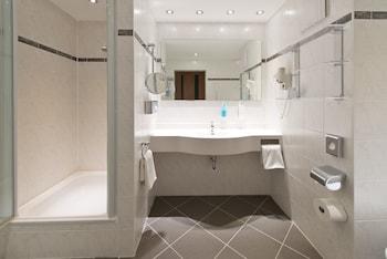 Room, Single, 2 Double Beds, Street View