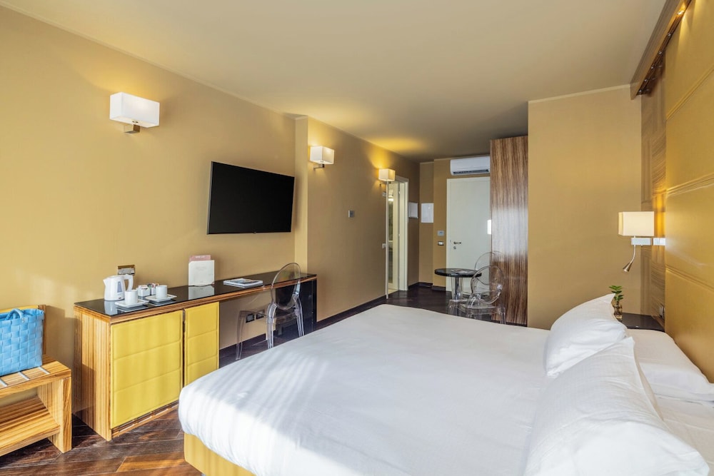 غرفة كلاسيكية سوبيريور بسرير كوين بإطلالة على البحيرة بشرفة، Hotel Garda 5/10