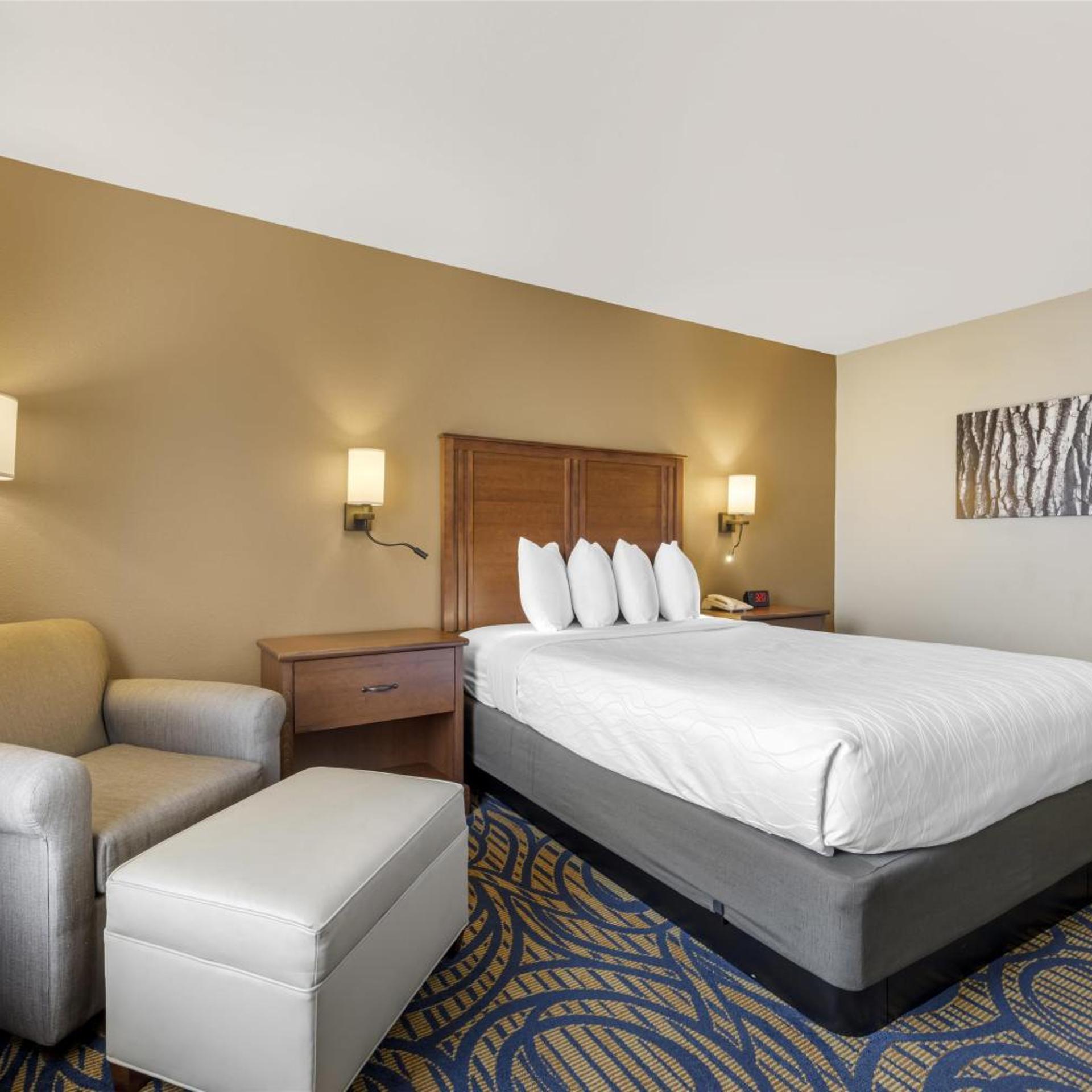 Room, Queen Bed, Bathtub, Accessible