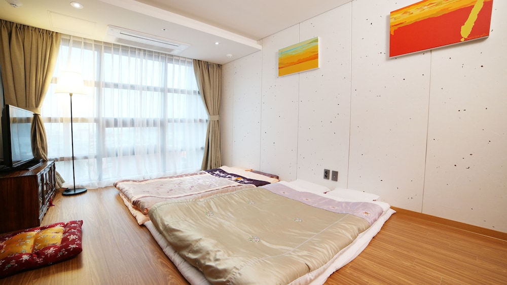 Ramada by Wyndham Jeju Hamdeok 24/70