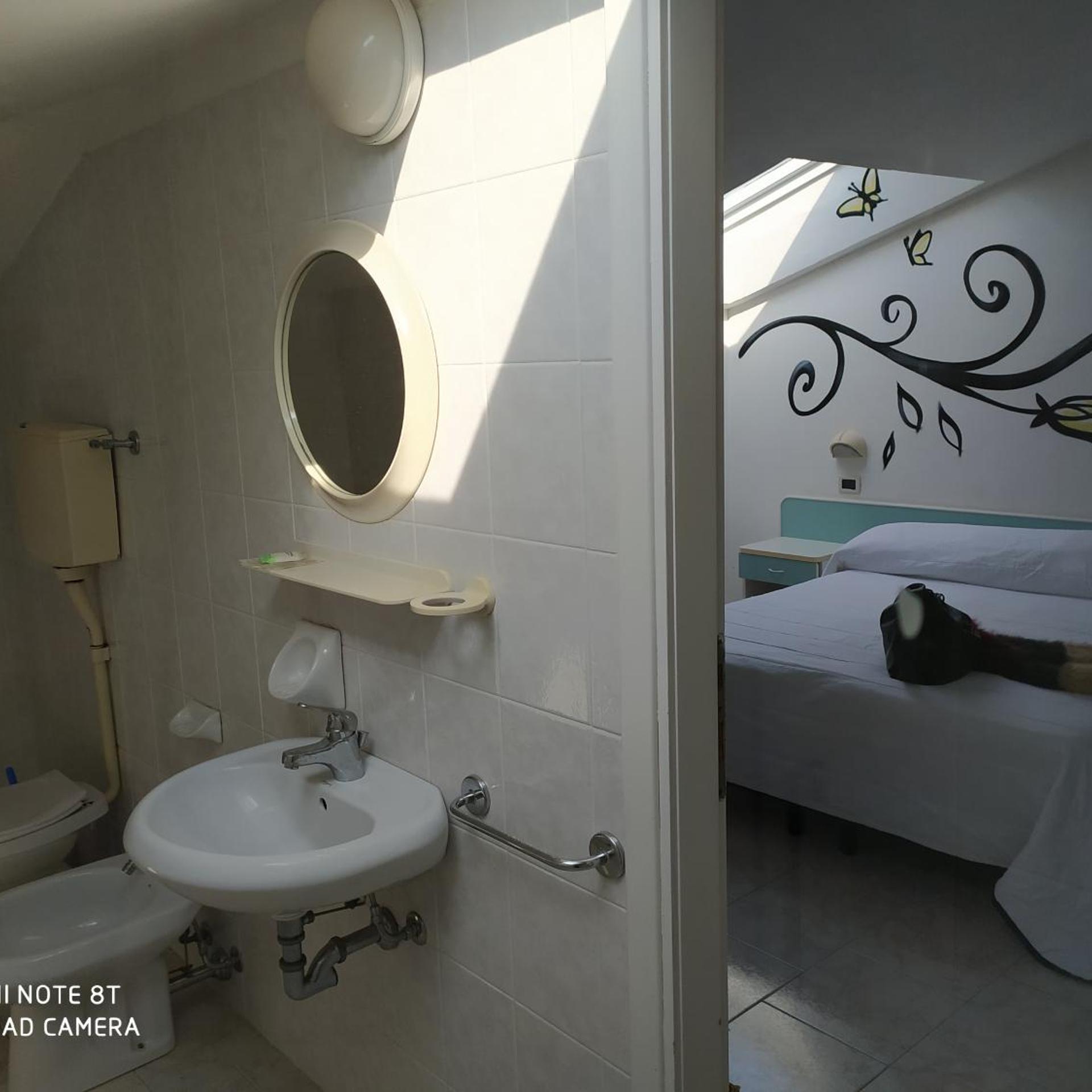 غرفة ثلاثية، Hotel Kristalex 2/3