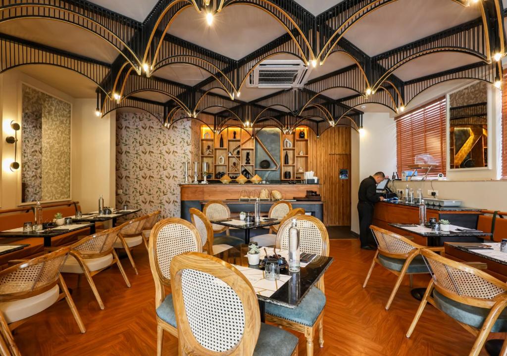Bloom Hotel - Golf Course Road, Sector 43 36/42