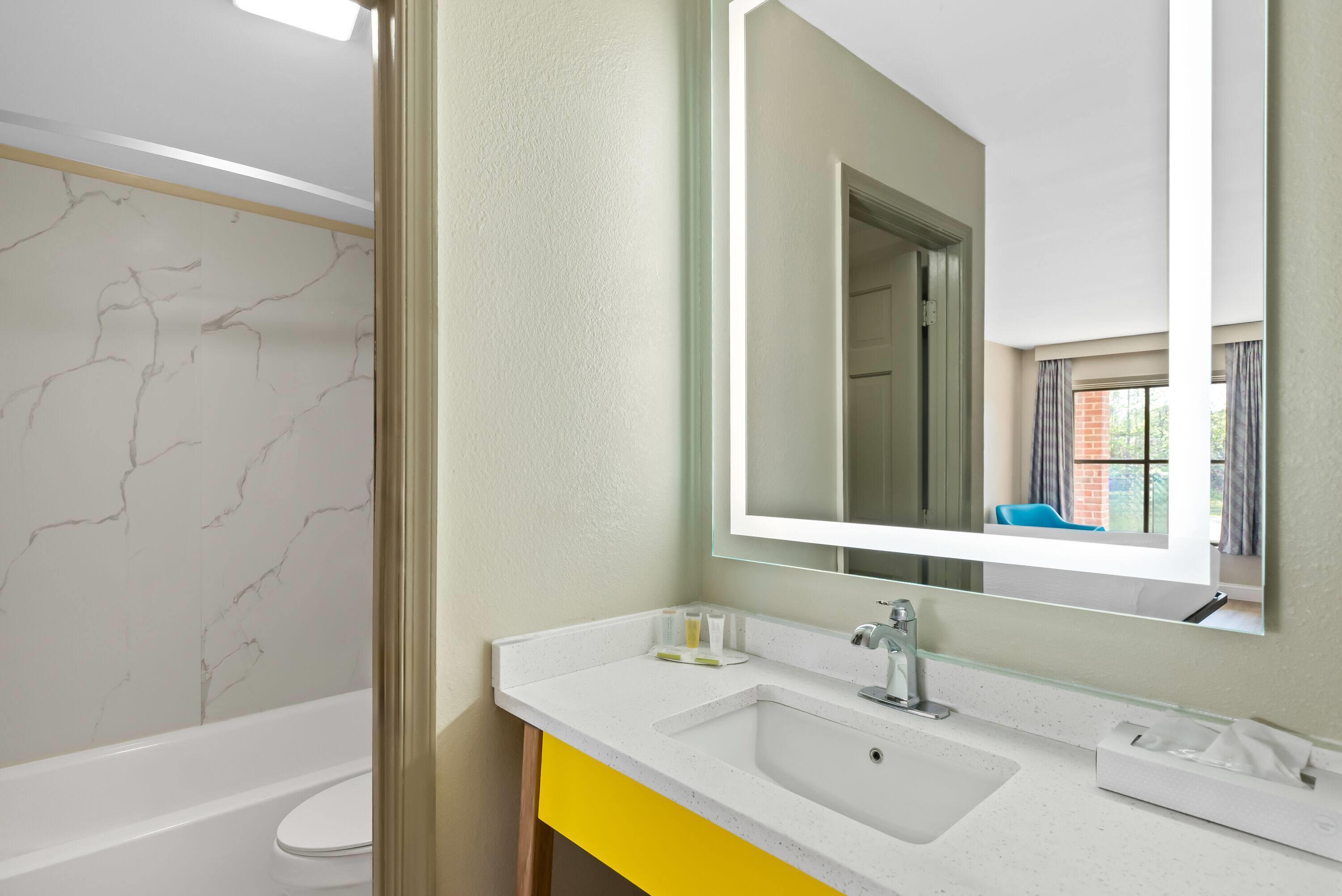 Room, King Bed, Smoking, Days Inn by Wyndham Petersburg/South Fort Lee 4/4
