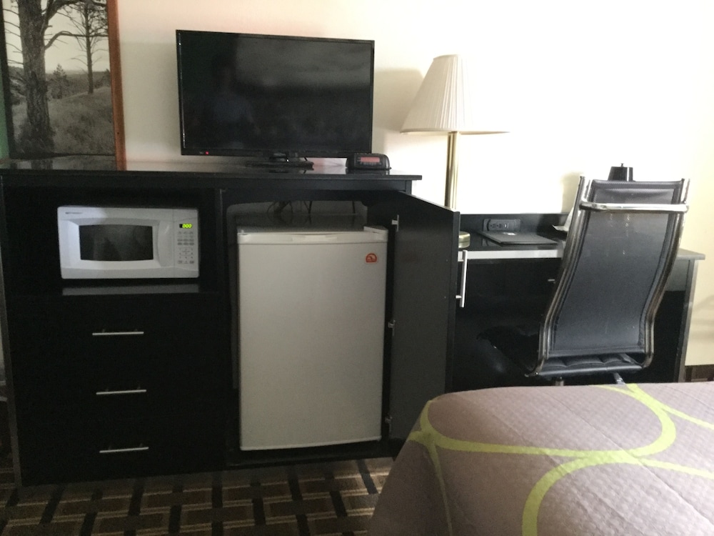 Super 8 By Wyndham Wayne 18/26