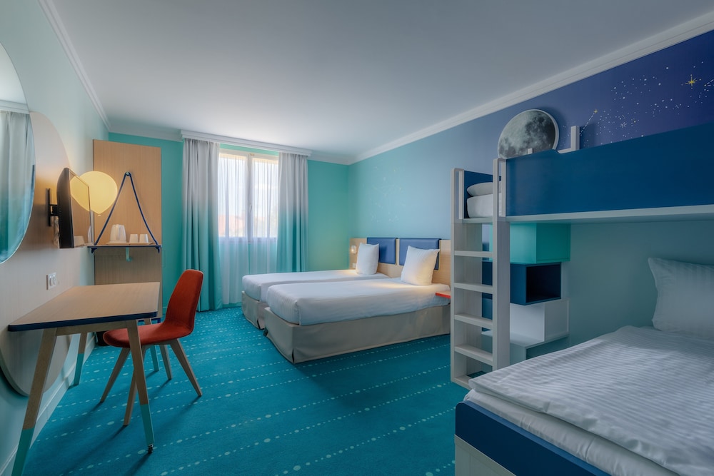Grand Magic Hotel (ex Magic Circus) 28/86