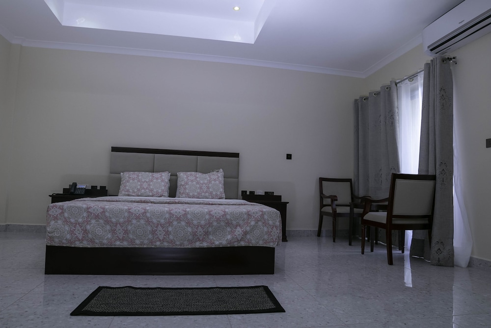 Monarch Hotel 21/68