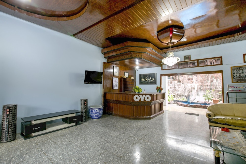 OYO 2320 Hotel Charvita 2/21
