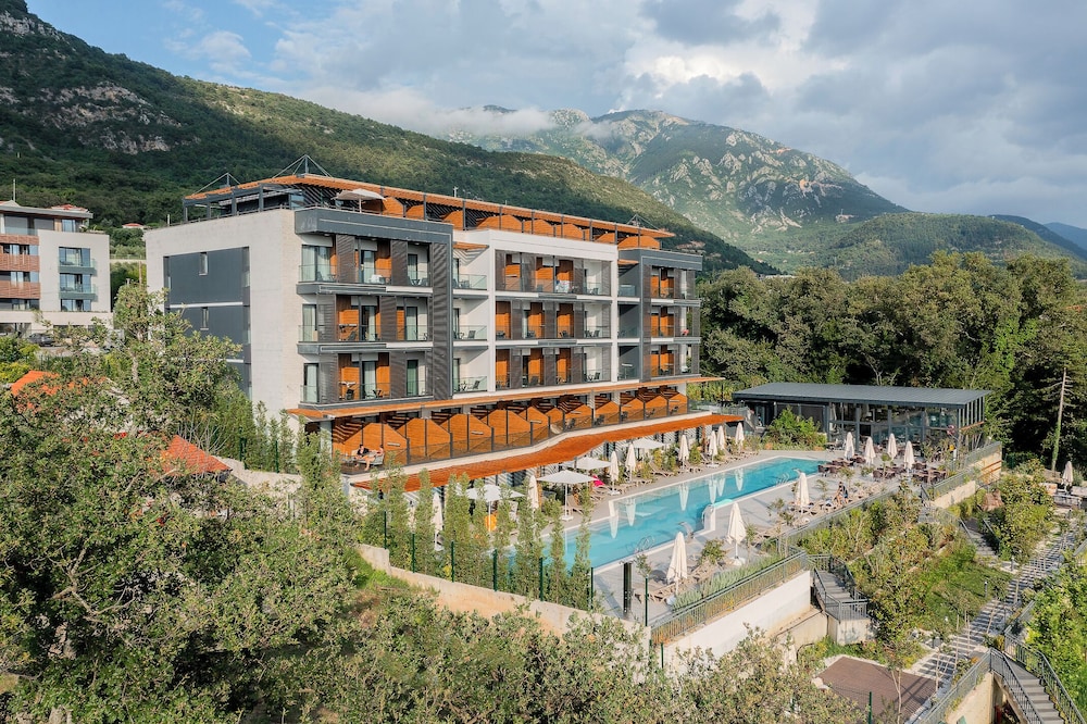 Montenegro Lodge 1/50