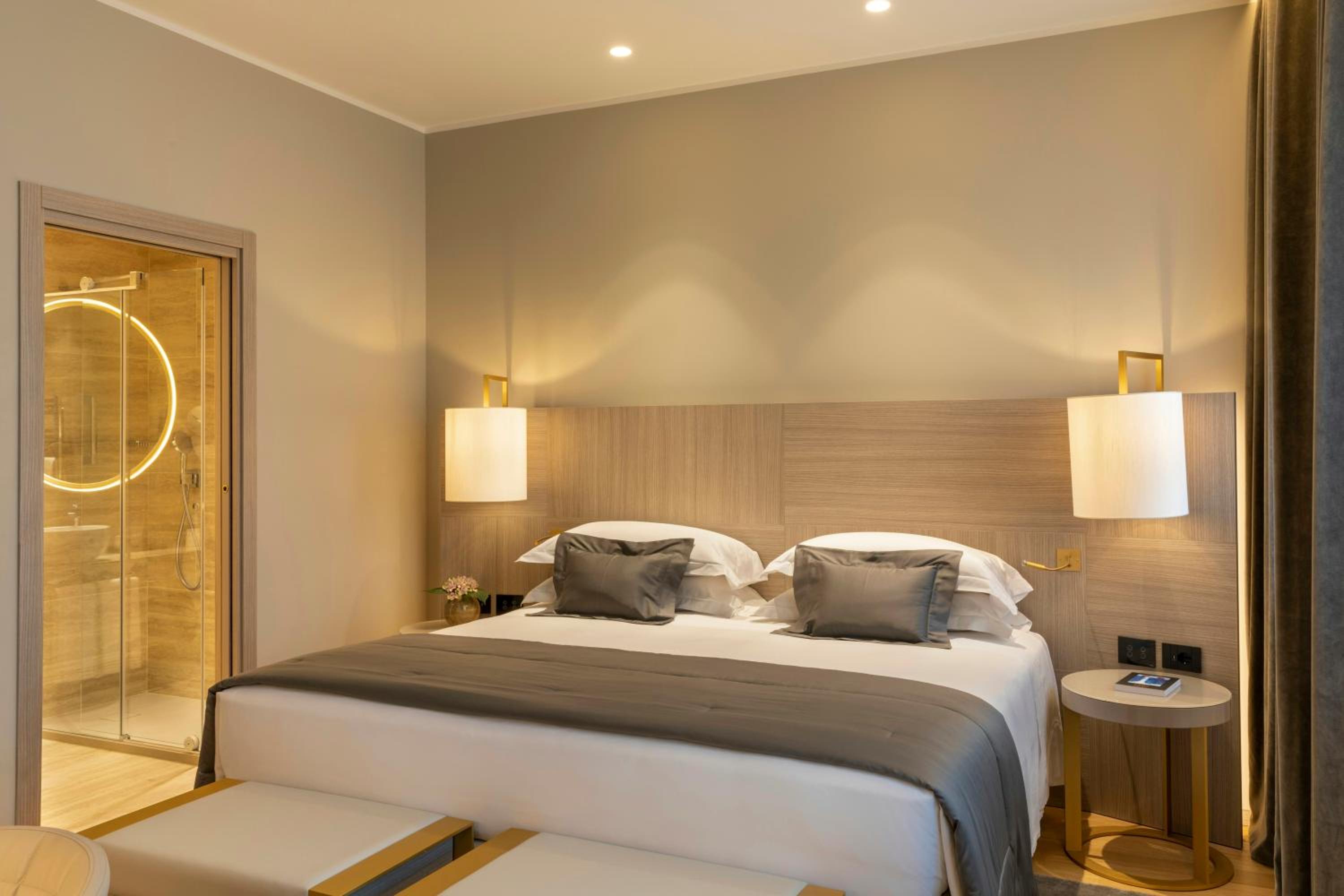 2 Bedrooms, Grand, Apartment, 2 Queen Beds, Duomo View