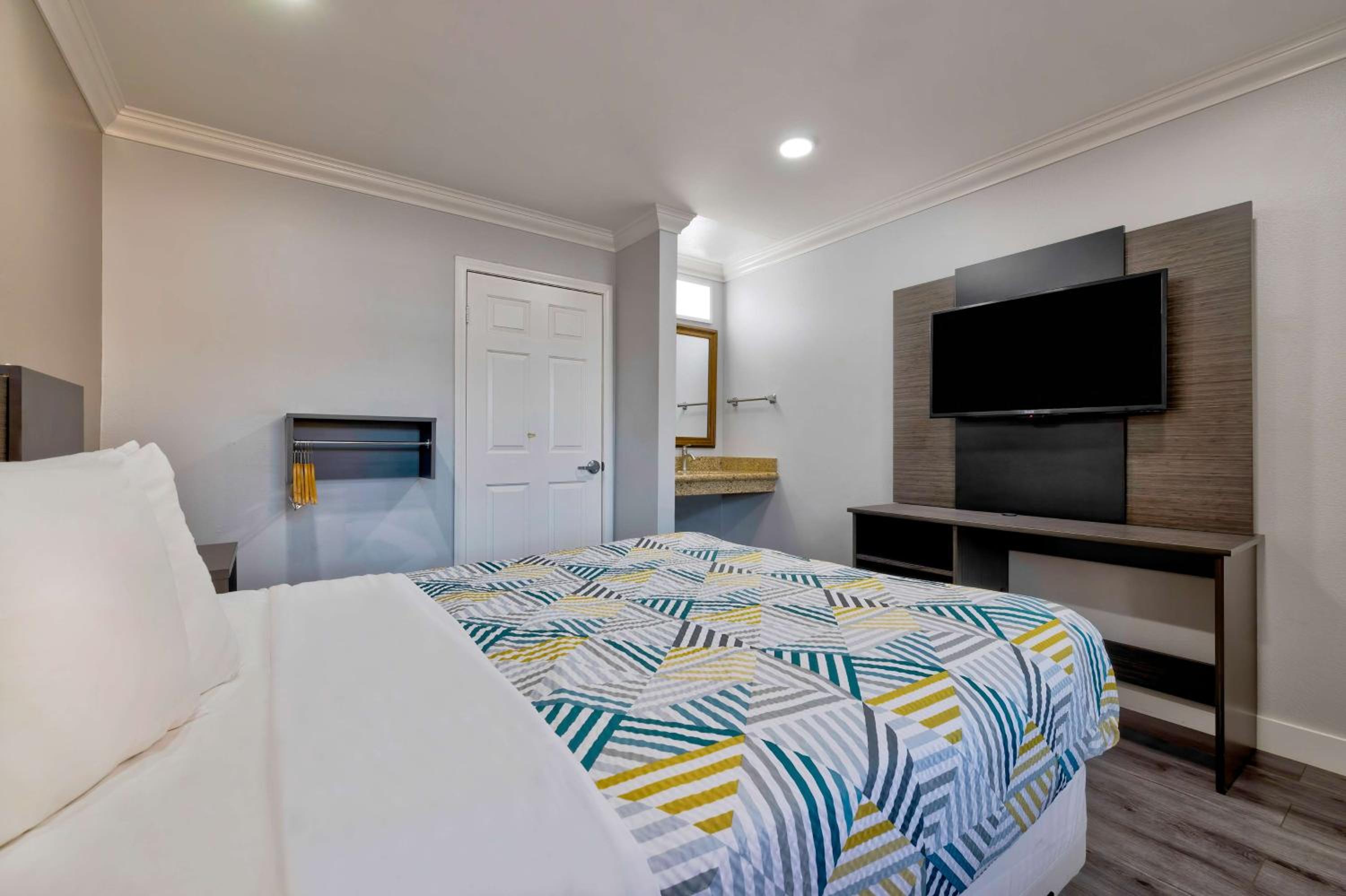 1 Queen Bed - Non-Smoking, Mini Fridge