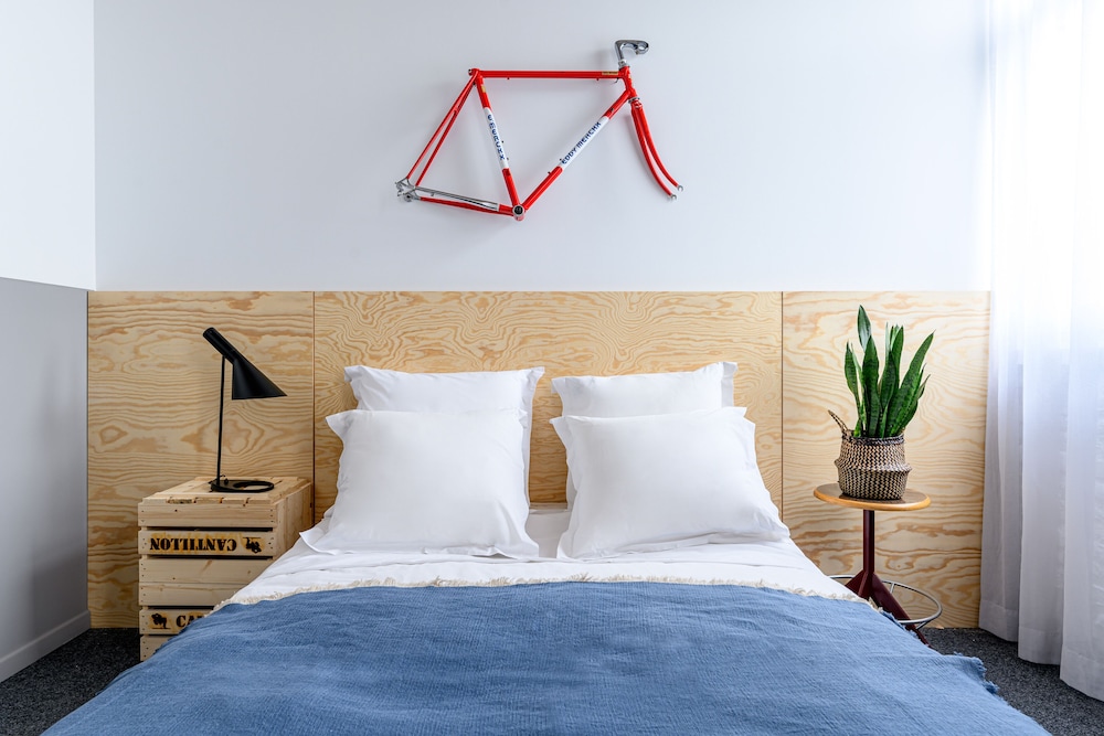 COZY, DOUBLE BED