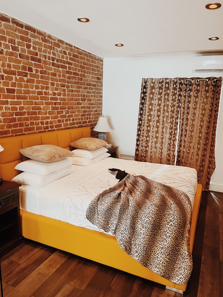 DELUXE, SUITE, KING BED, HOT TUB