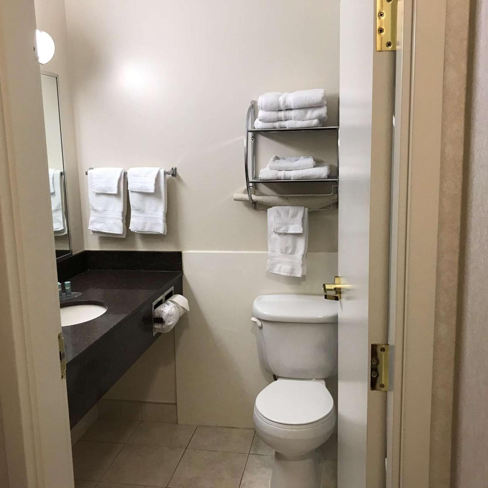غرفة بسرير كوين مع أريكة، Best Western Thunder Bay Crossroads 4/5