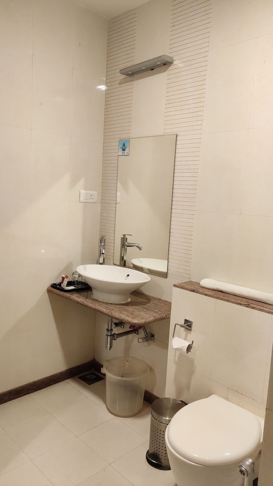 Aakar Lords Inn Saputara 37/40