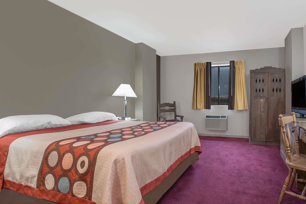 Super 8 by Wyndham Taos 10/33