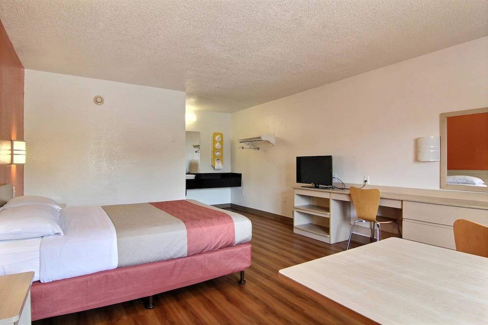 Motel6 Middleburg Heights, OH - Cleveland 20/49