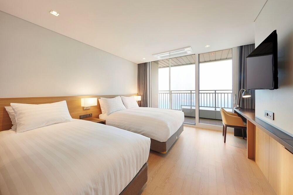 Connecting, 2 Double and Twin Beds, Ocean View