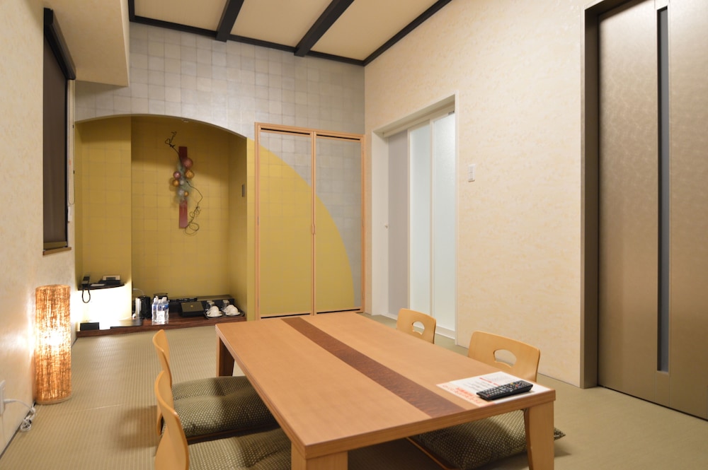 Queen's Hotel Chitose 33/58