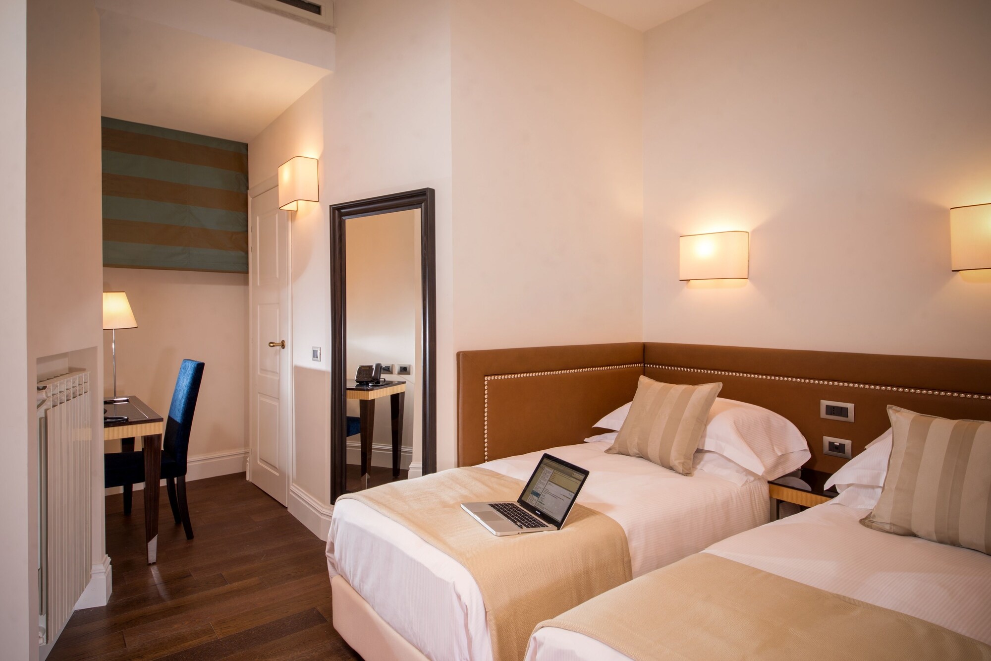 ROOM, DOUBLE BED, SMALL