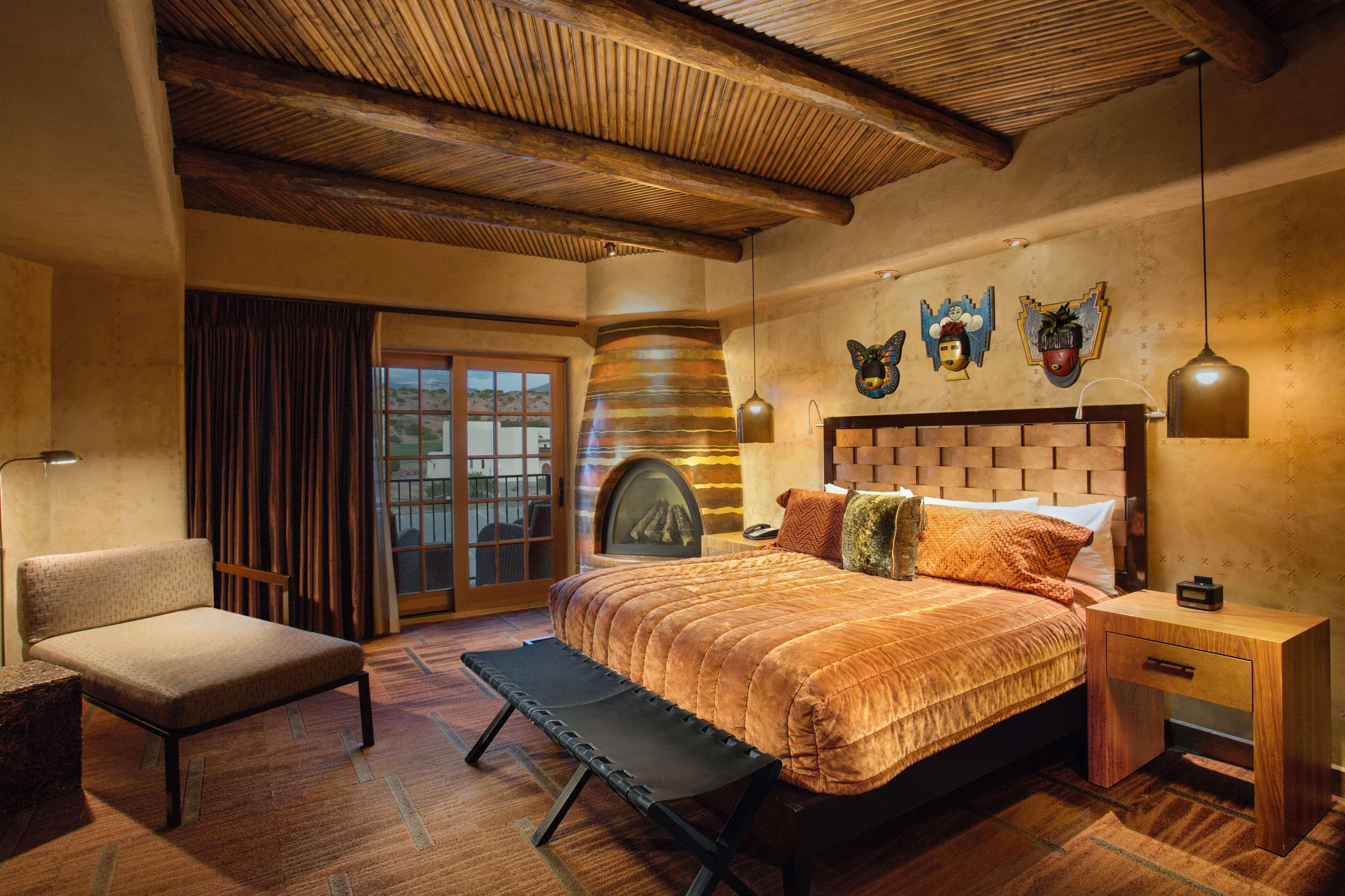 GOVERNOR, SUITE, KING BED, PATIO
