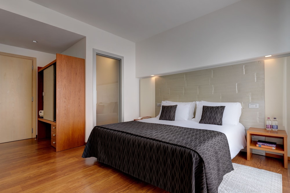 ROOM, TRIPLE