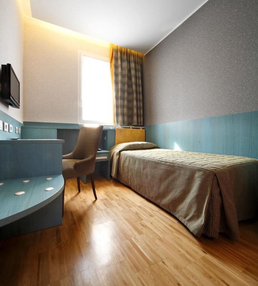 ROOM, SINGLE
