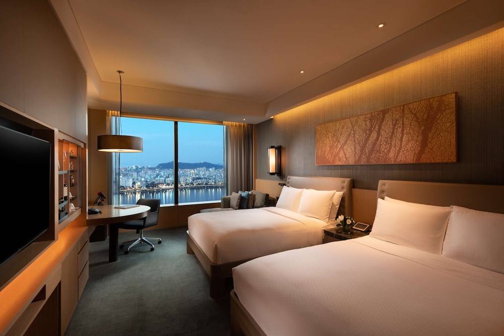 EXECUTIVE, 2 QUEEN BEDS, RIVER VIEW
