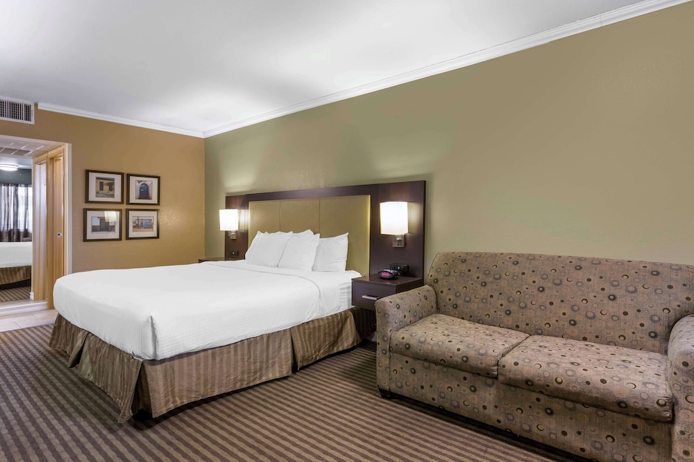 غرفة قياسية بسرير كينج مع أريكة، Royal Sun Inn & Suites 4/8