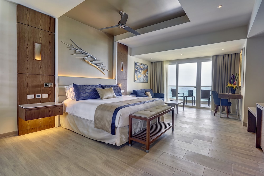 Diamond Club, Junior Suite, Luxury, King Bed, Ocean Front, Sofa، Royalton CHIC Cancun, An Autograph Collection (ex Royalton Cancun) 4/10