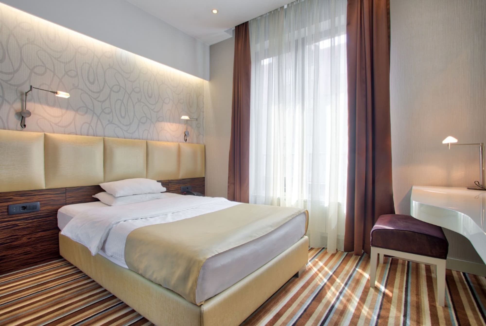 DELUXE, QUEEN BED