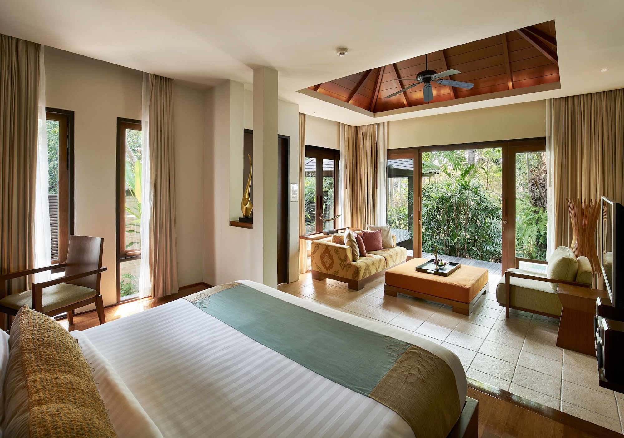 Suite, King Bed, Jetted Tub, Garden Area