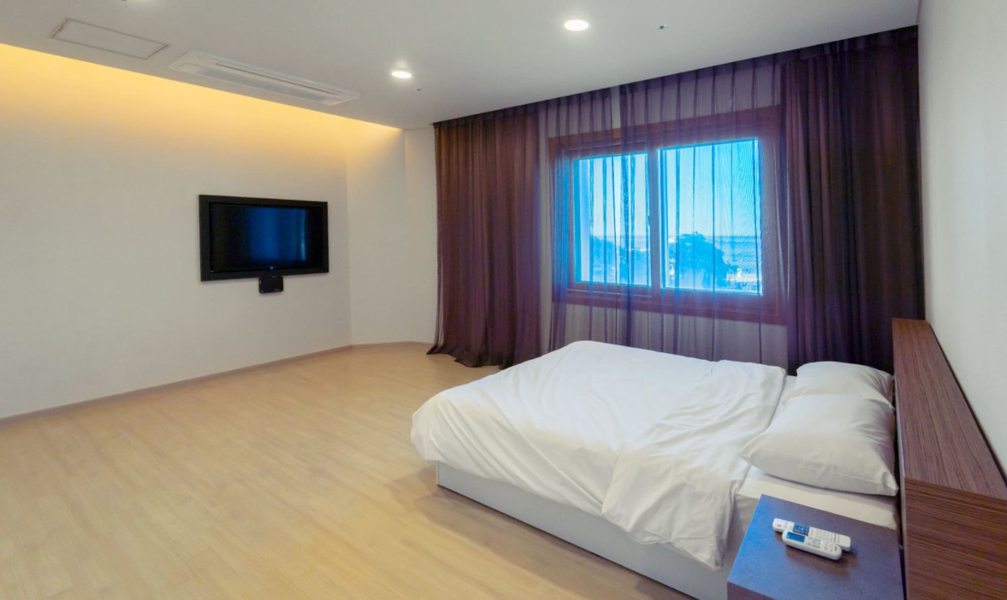 2 BEDROOMS, PREMIUM