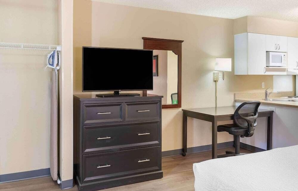 Studio 6 Suites Fresno North CA 42/56