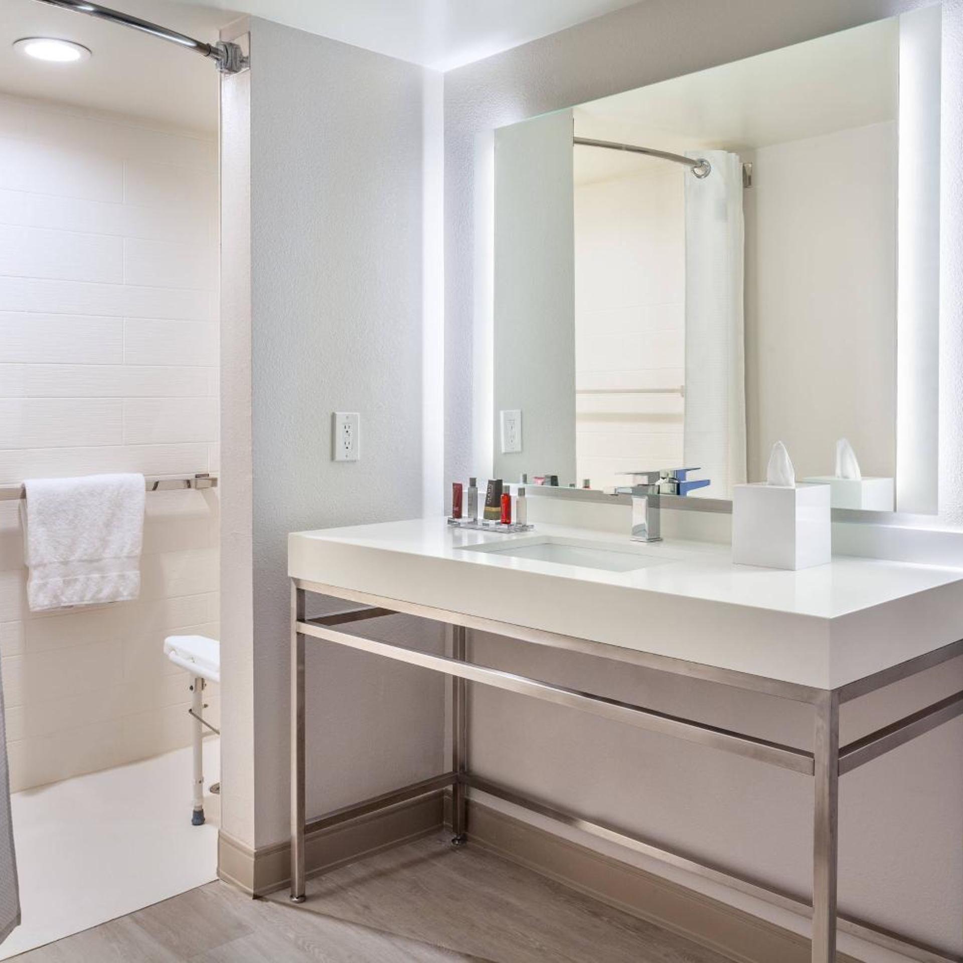 غرفة بسرير كينج بحوض استحمام لذوي الإعاقة، Marriott Miami Airport 5/10
