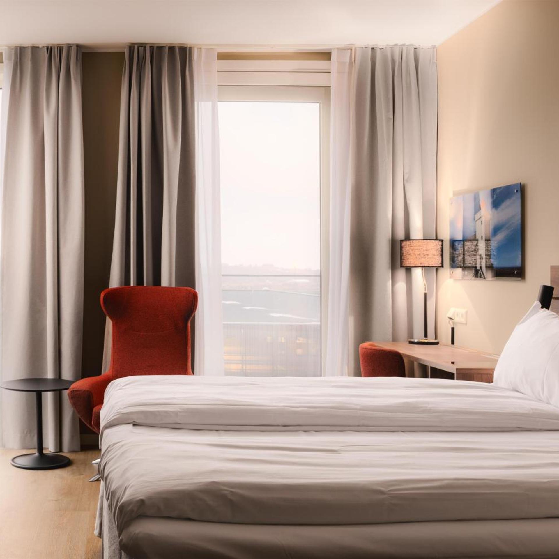 Superior, King Bed, Airport View