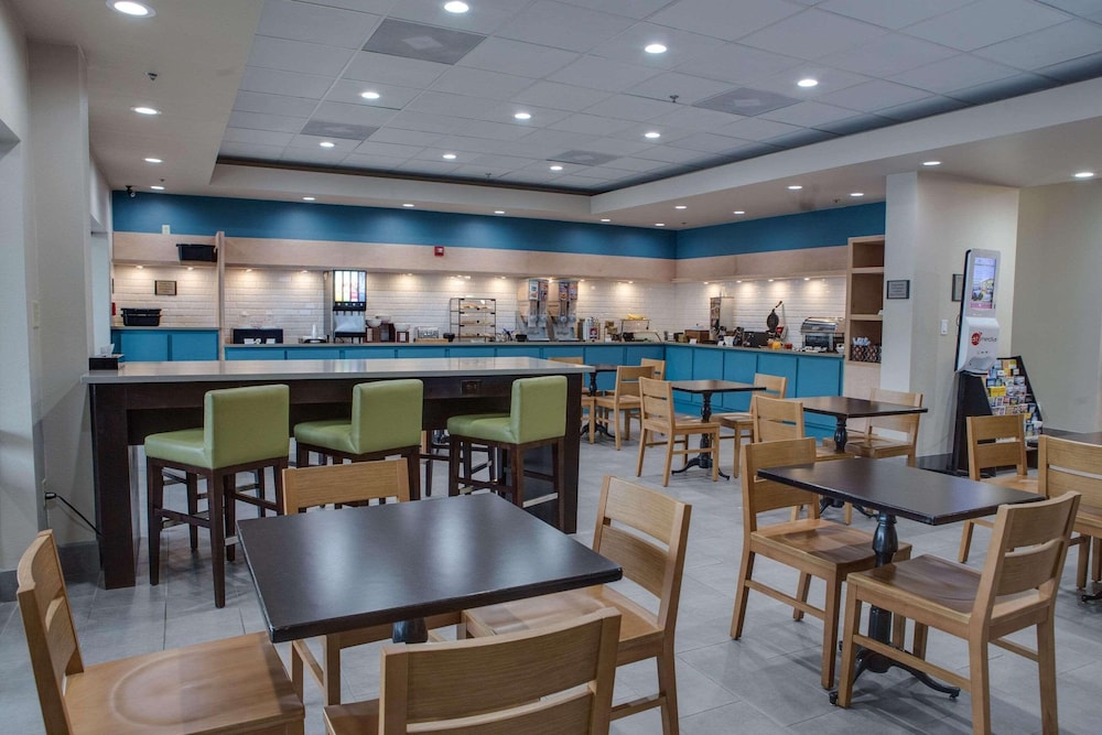 Country Inn & Suites by Radisson Harlingen, TX 55/67