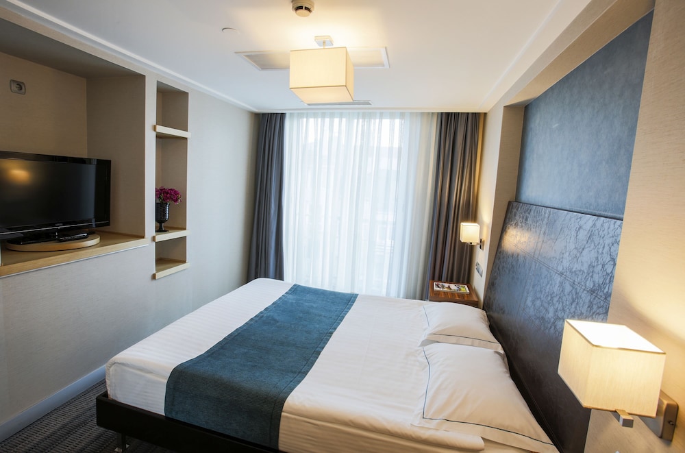 Housez Suites 12/65