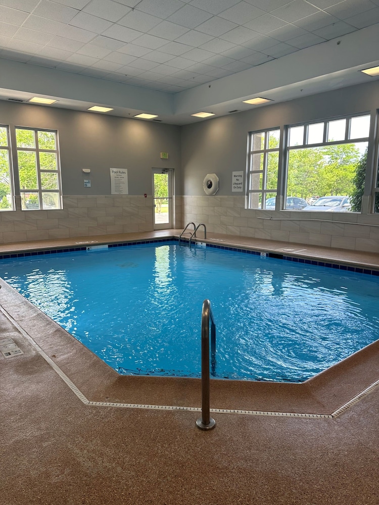 Holiday Inn Express Hotel Suites Chicago Algonquin 43/75