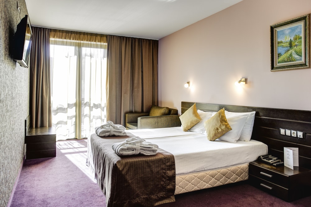 DELUXE, DOUBLE BED, SOFA