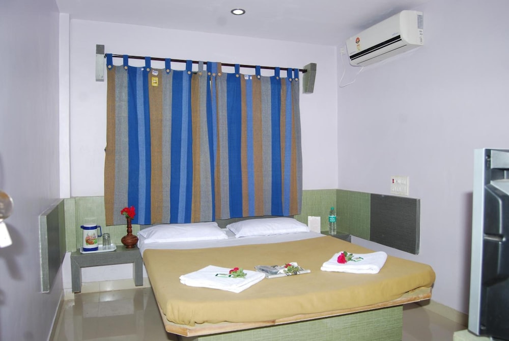 Hotel Utsav 6/24